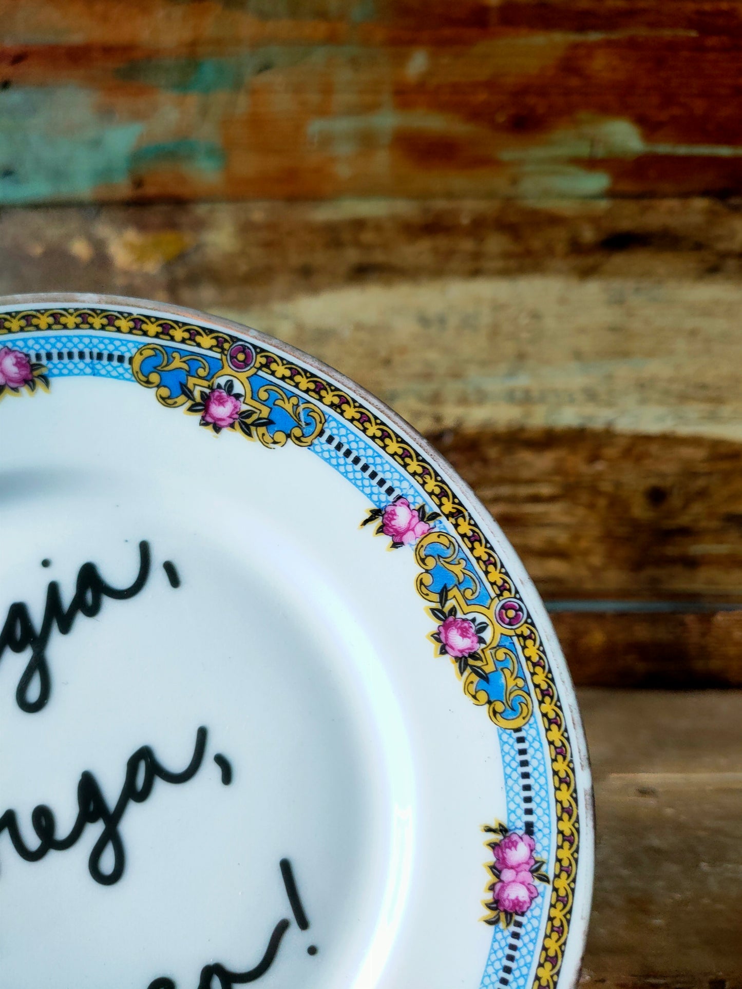 Piatto "Mangia, Prega, Caca!" con decorazione Luigi XIV multicolore di fattura pregevolissima