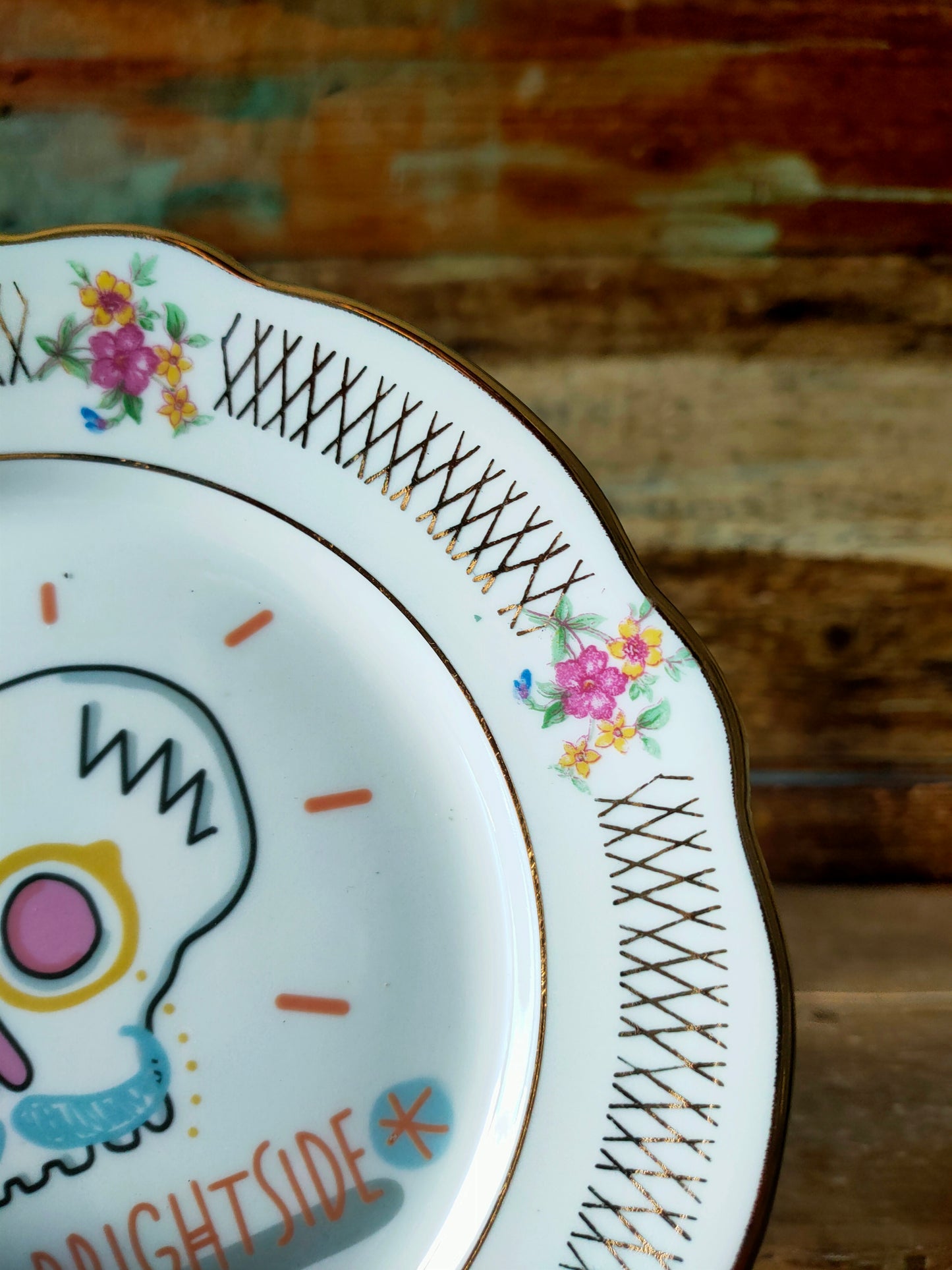 Piatto "Mr. Brightside" con bordo guizzante con oro e fiori