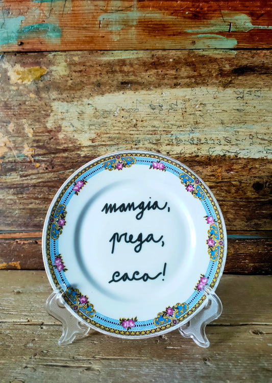 Piatto "Mangia, Prega, Caca!" con decorazione Luigi XIV multicolore di fattura pregevolissima