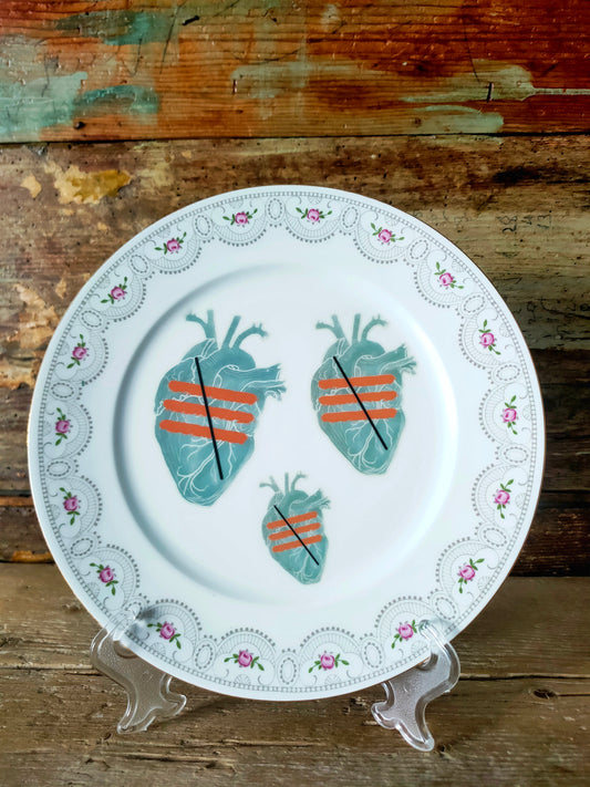 Piatto "Solo 3 Cuori Resistono alla Notte di Berlino" con bordo naif e rose