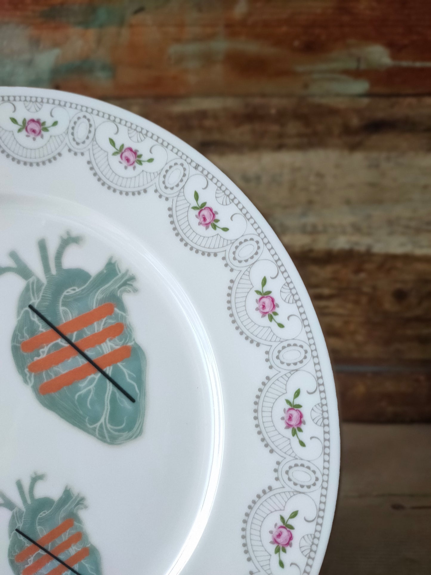 Piatto "Solo 3 Cuori Resistono alla Notte di Berlino" con bordo naif e rose