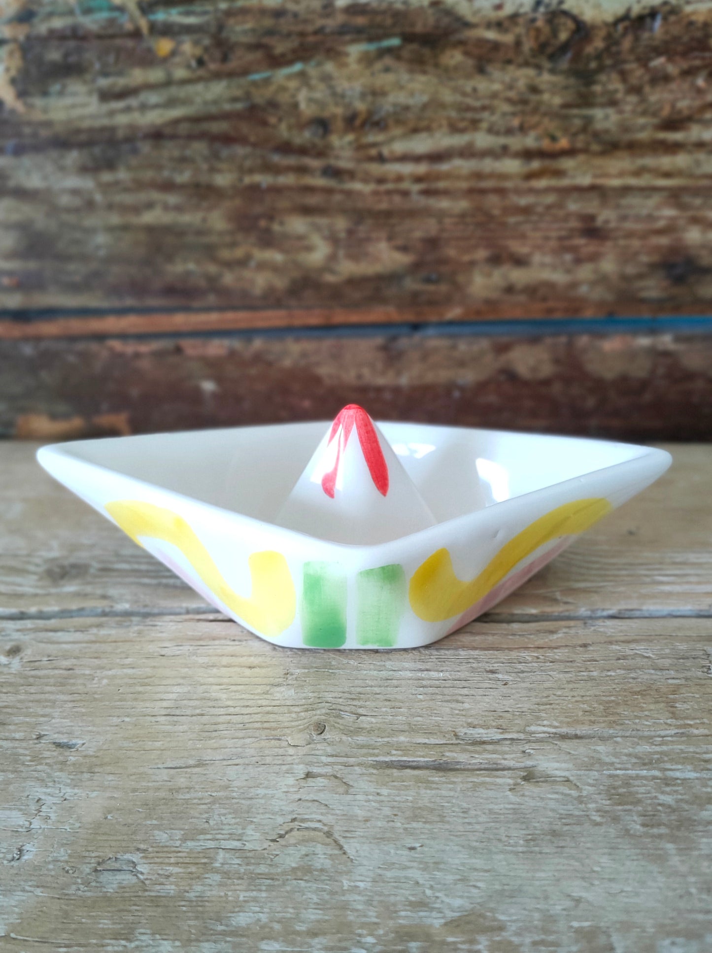 Barchetta di Carta in Ceramica Dipinta a Mano "Mare & Maremma"