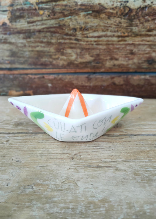 Barchetta di Carta in Ceramica Dipinta a Mano "Cullati con le Onde"