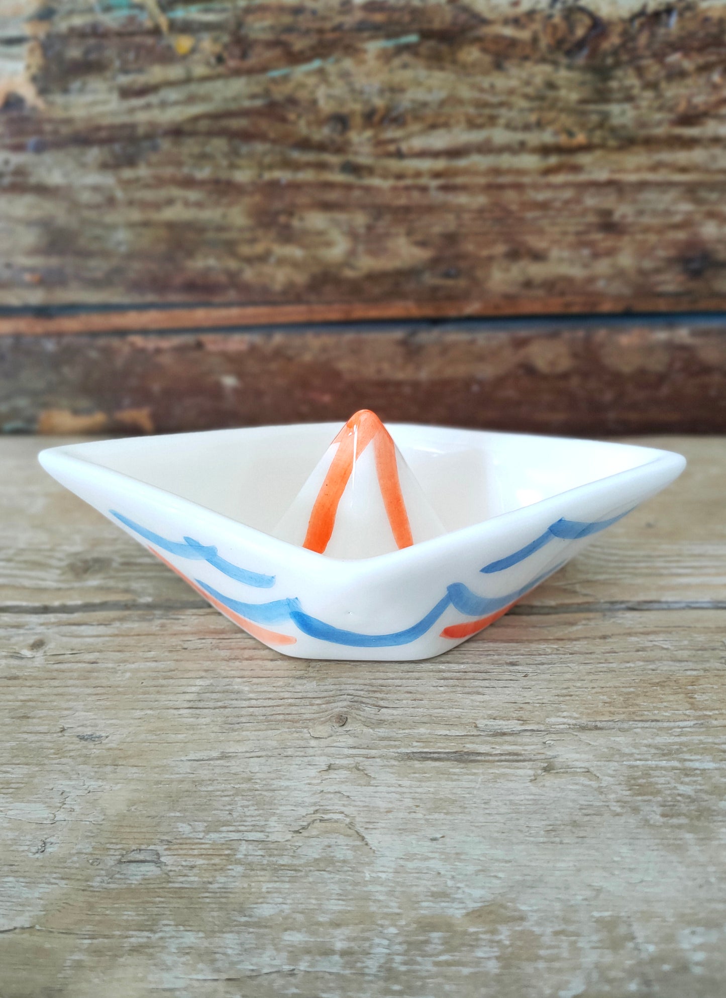 Barchetta di Carta in Ceramica Dipinta a Mano "Cullati con le Onde"