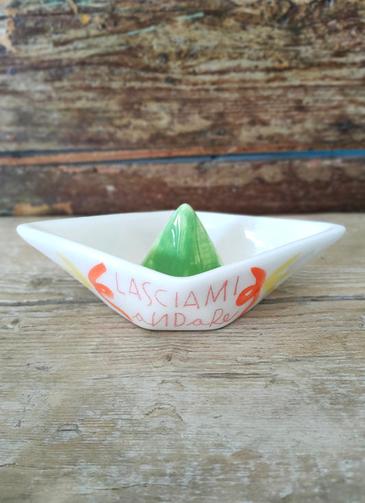 Barchetta di Carta in Ceramica Dipinta a Mano "Lasciami Andare"