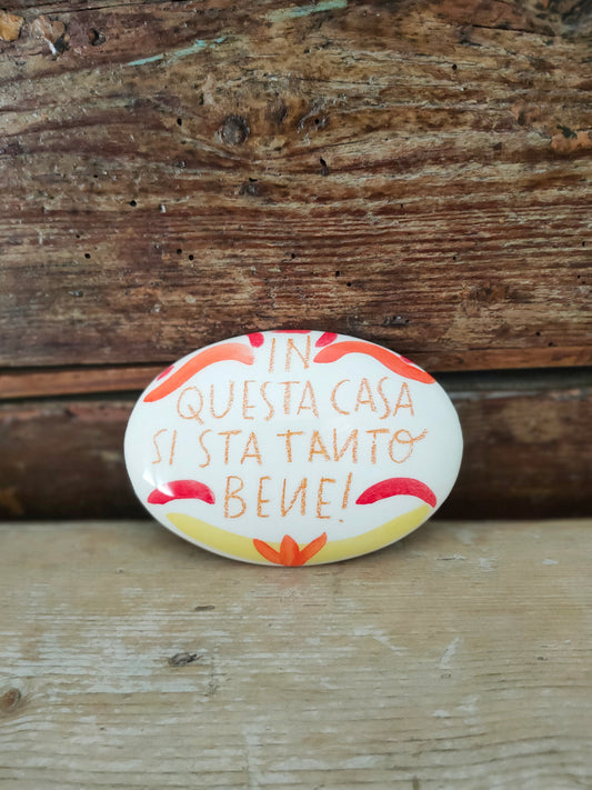 Targhetta dipinta a mano "Si sta Tanto Bene!"