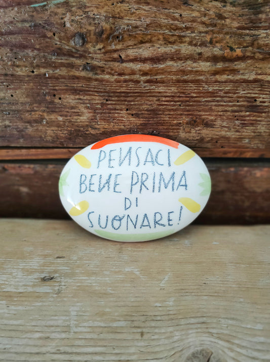 Targhetta dipinta a mano "Pensaci!"