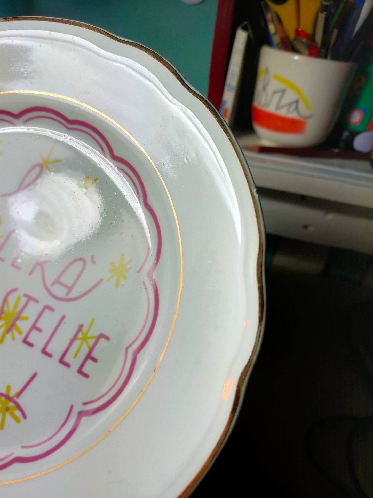 Piatto "Stelle Accese" Rosa con Bordo Oro