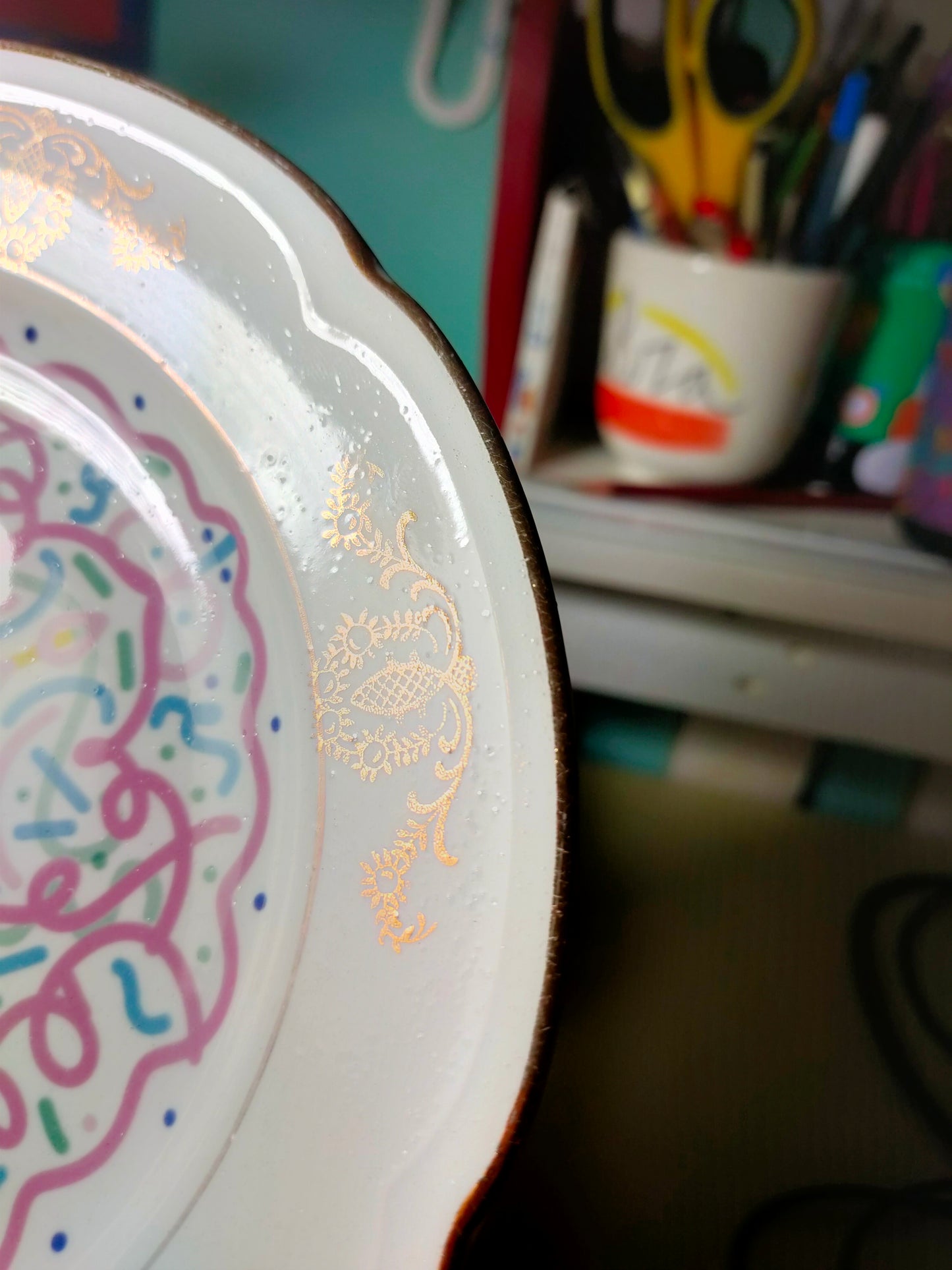 Piatto "Amore Disperato" Rosa con Pigne Dorate