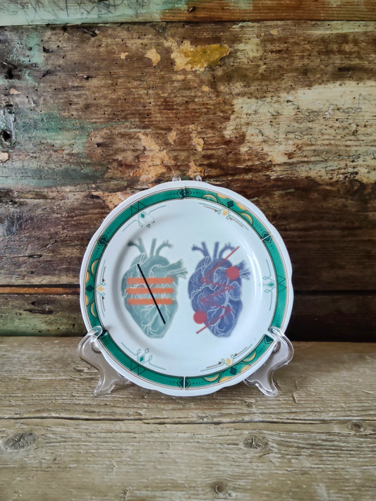Piatto "Cuori Anatomici" con bordo Bauhaus