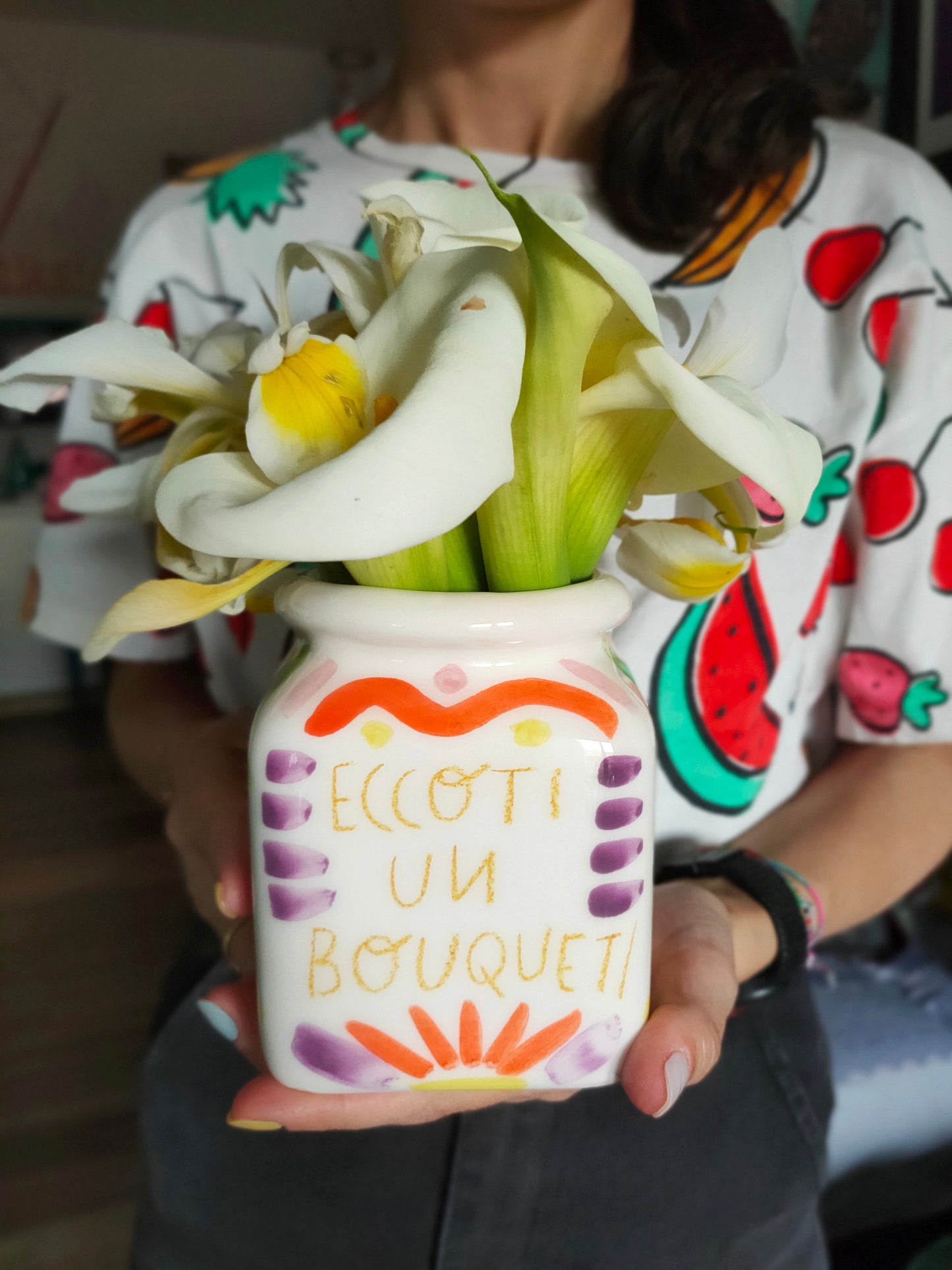 Vaso per fiori "Bouquet" piccolo, scritta arancio, in Ceramica Dipinta a Mano.