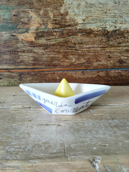 Barchetta di Carta in Ceramica Dipinta a Mano "Guarda l'Orizzonte"