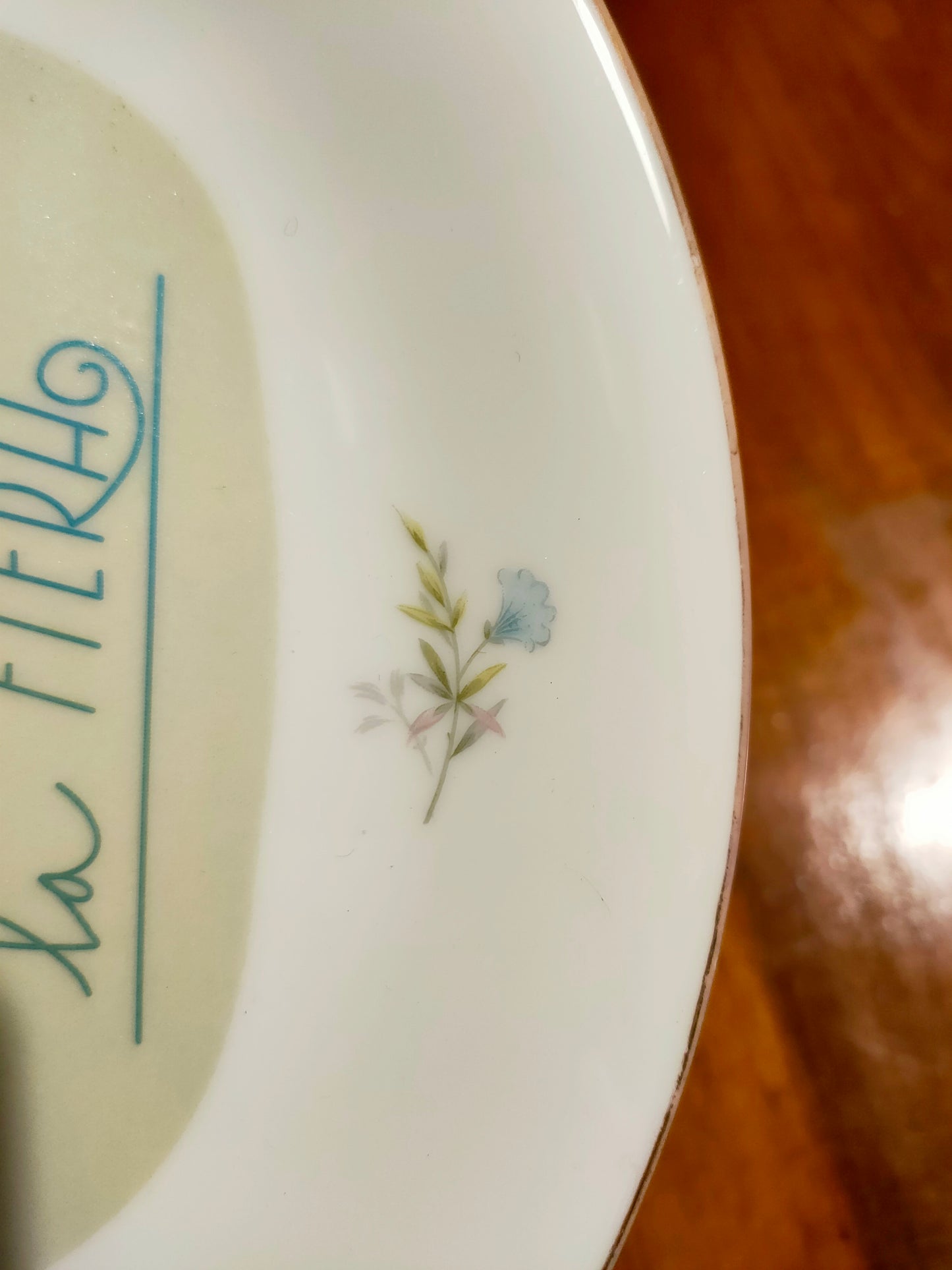 Piatto "La Fiera!" con Fiorellini Celesti e Bordo Oro