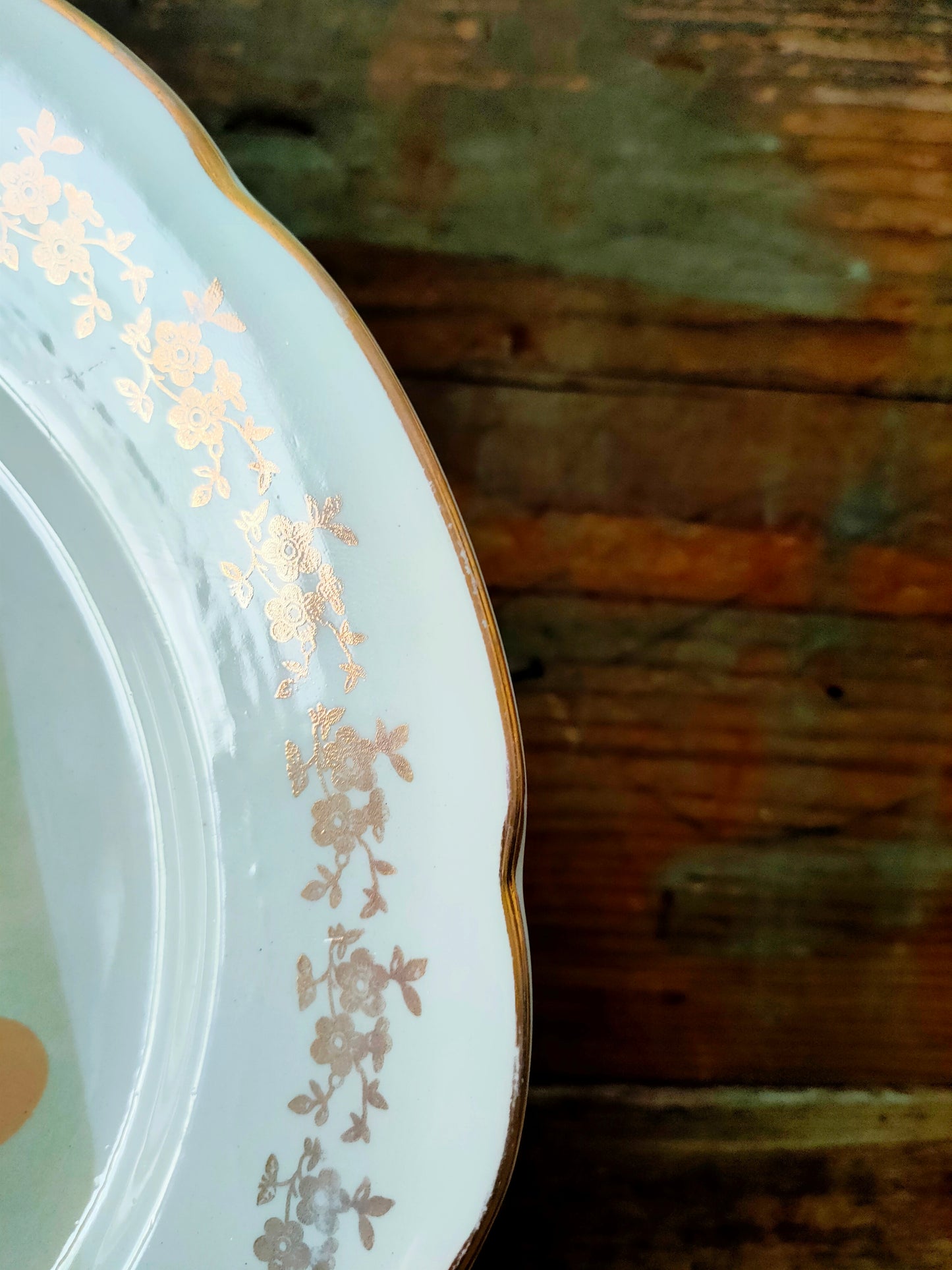 Piatto "La Fiera!" con Fiori Dorati e Bordo Oro