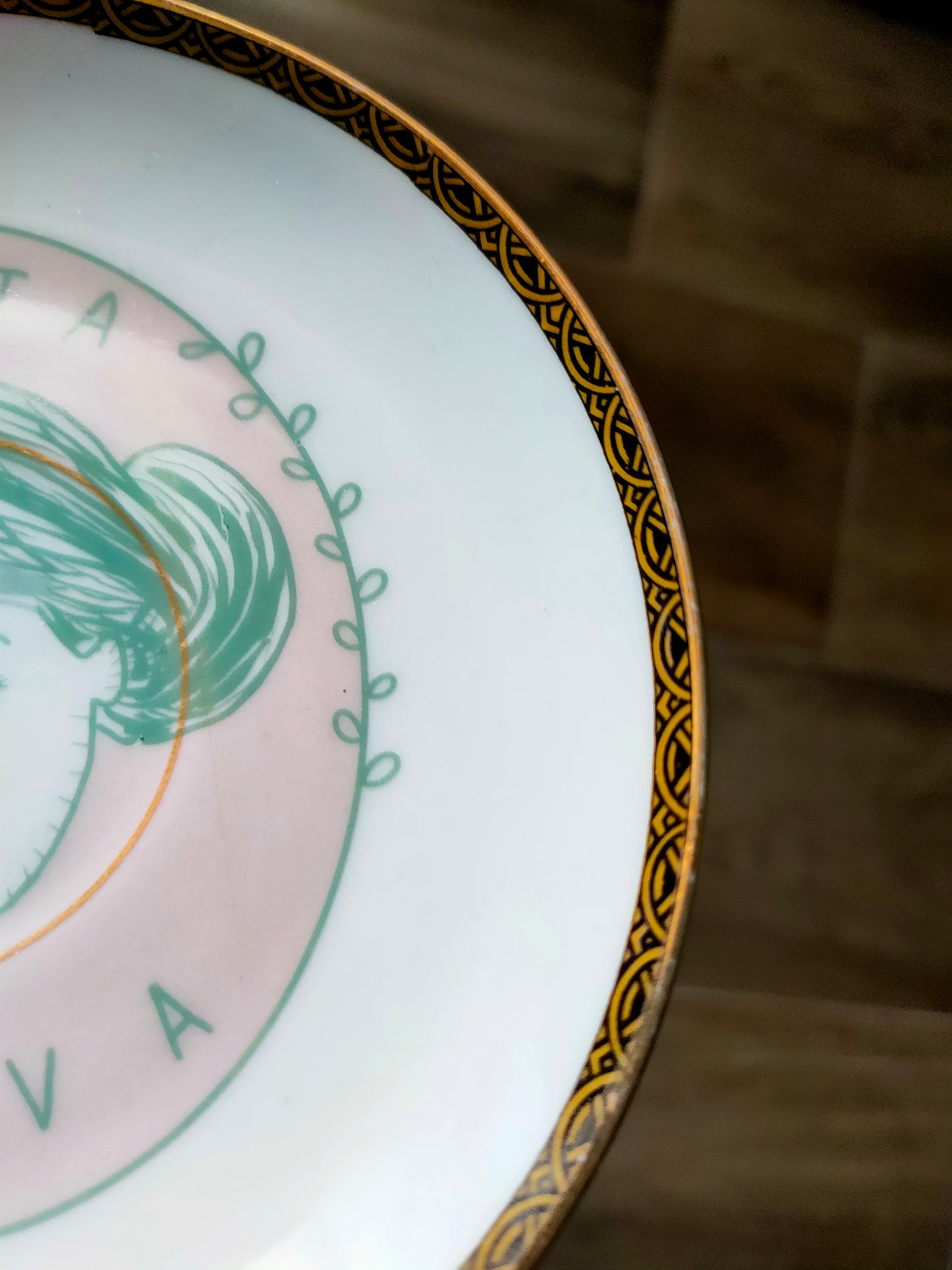 Piattino "Maria Callas" con Geometrie e Bordo Oro