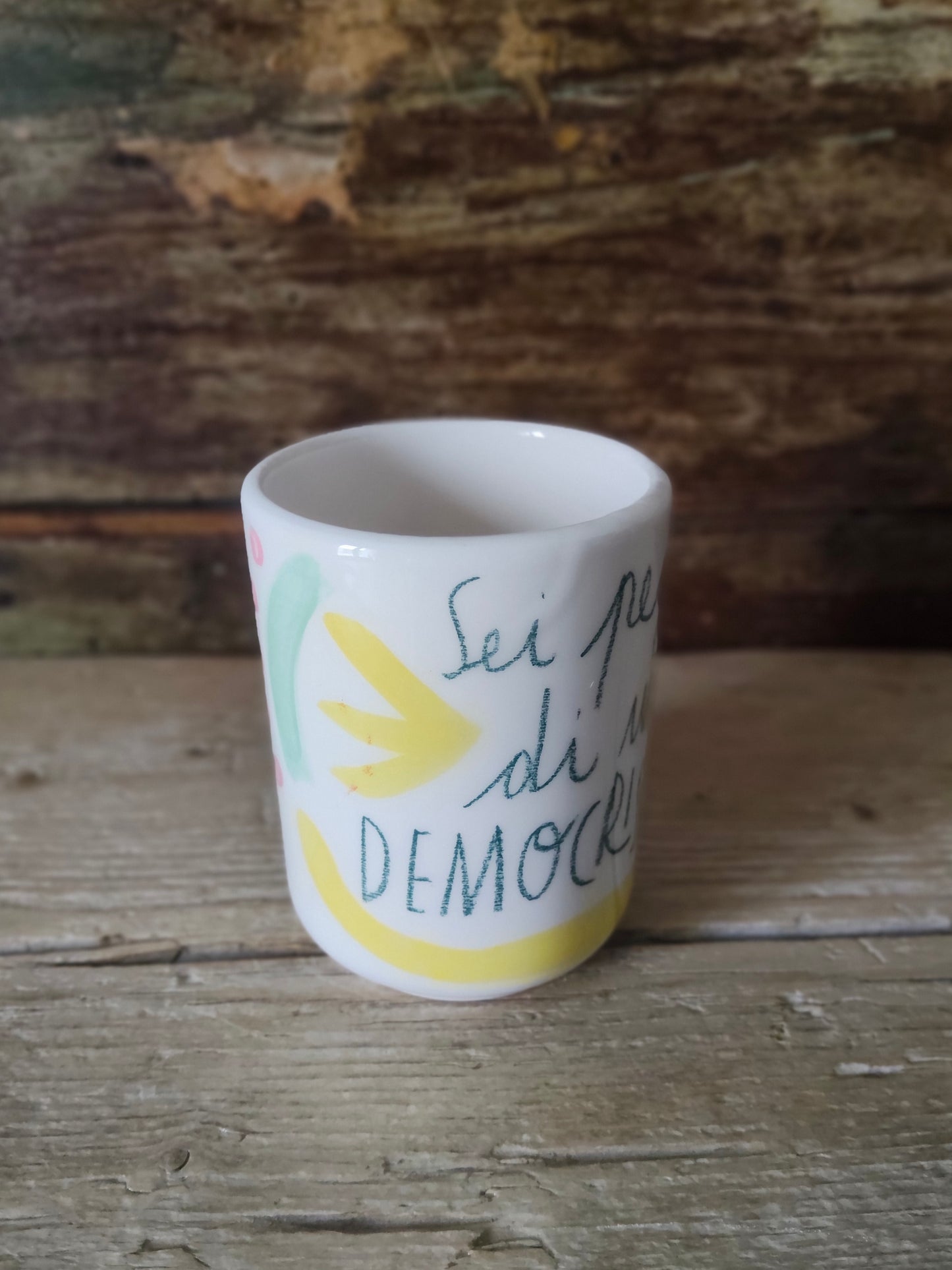 Bicchiere in Ceramica Dipinta a Mano "Democristiano 2.0" giallo