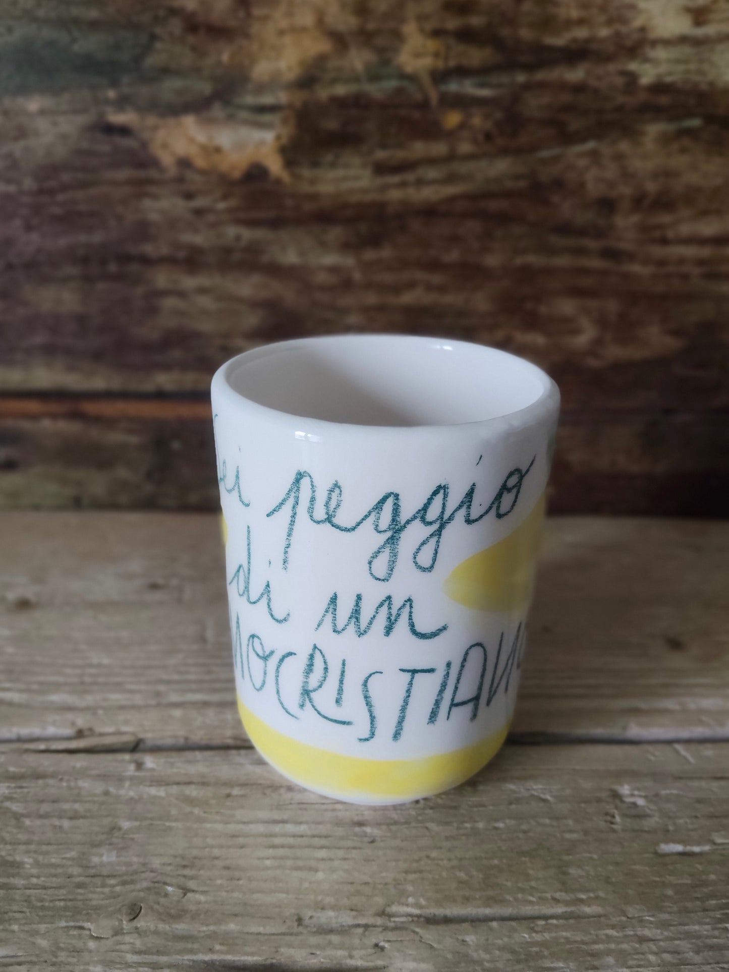 Bicchiere in Ceramica Dipinta a Mano "Democristiano 2.0" giallo
