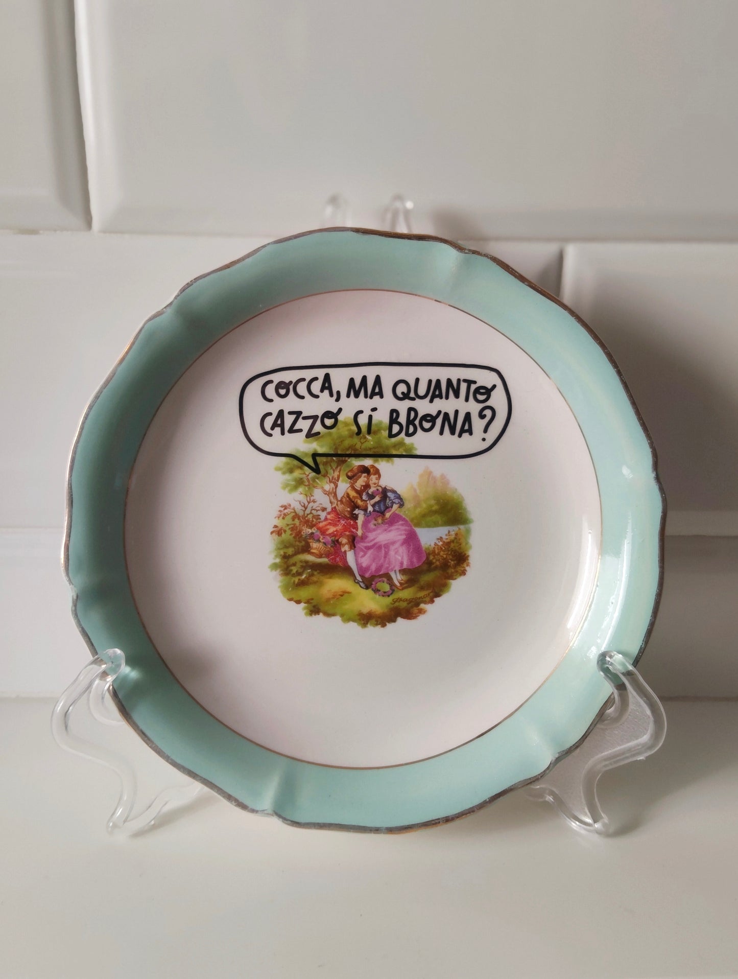 Piatto serie Damerini Mageradesi "Cocca!" Piccolo con Bordo Verde Acqua Dorato Irregolare