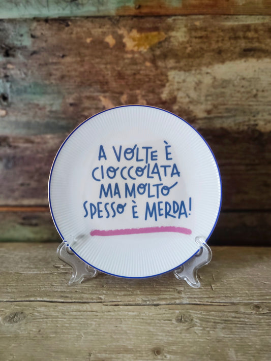 Piatto "A Volte è Cioccolata" con raggiera e bordo Blu