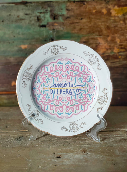 Piatto "Amore Disperato" Rosa con Pigne Dorate