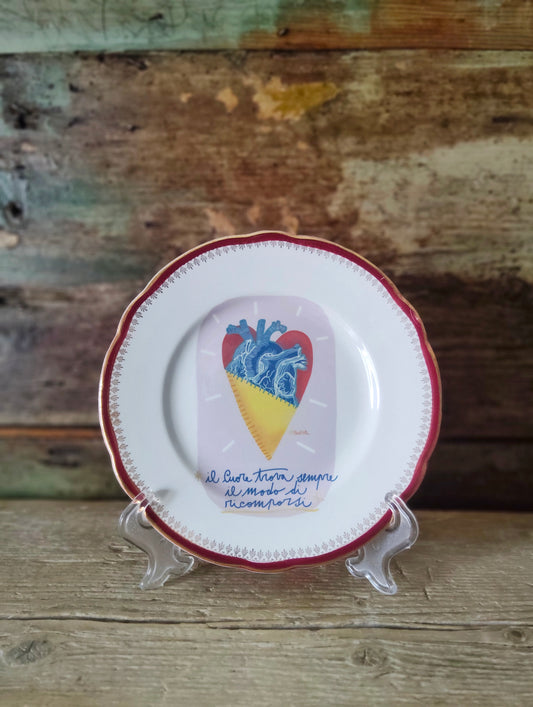 Piatto "Cuore Ricucito" con bordo Rosso e Oro ondulato