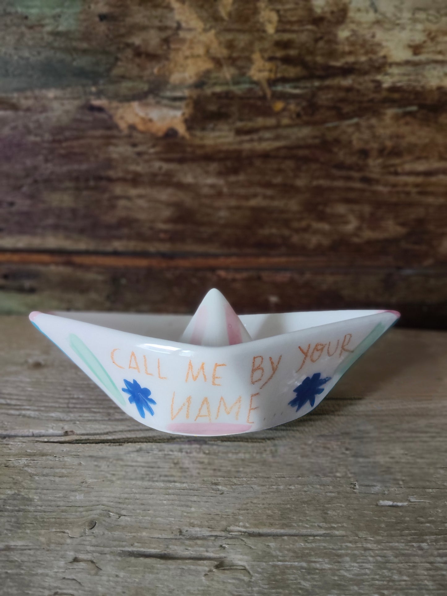 Barchetta di Carta in Ceramica Dipinta a Mano "Call Me By Your Name"