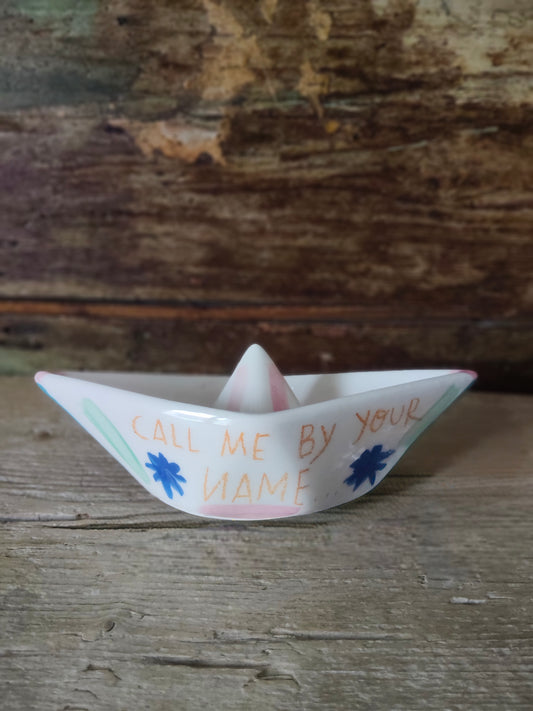 Barchetta di Carta in Ceramica Dipinta a Mano "Call Me By Your Name"
