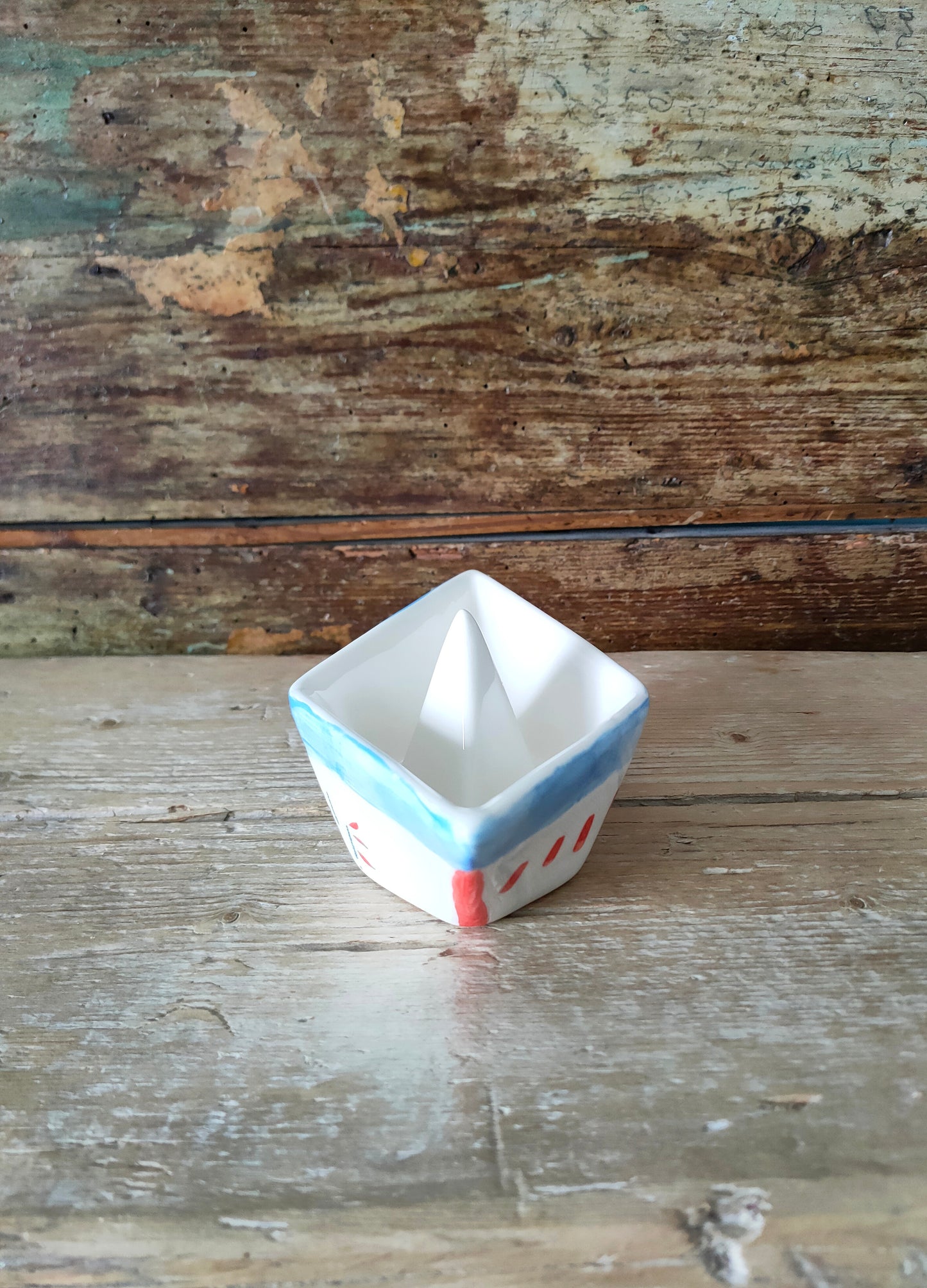 Barchetta di Carta in Ceramica Dipinta a Mano "Tieniti a Galla!"